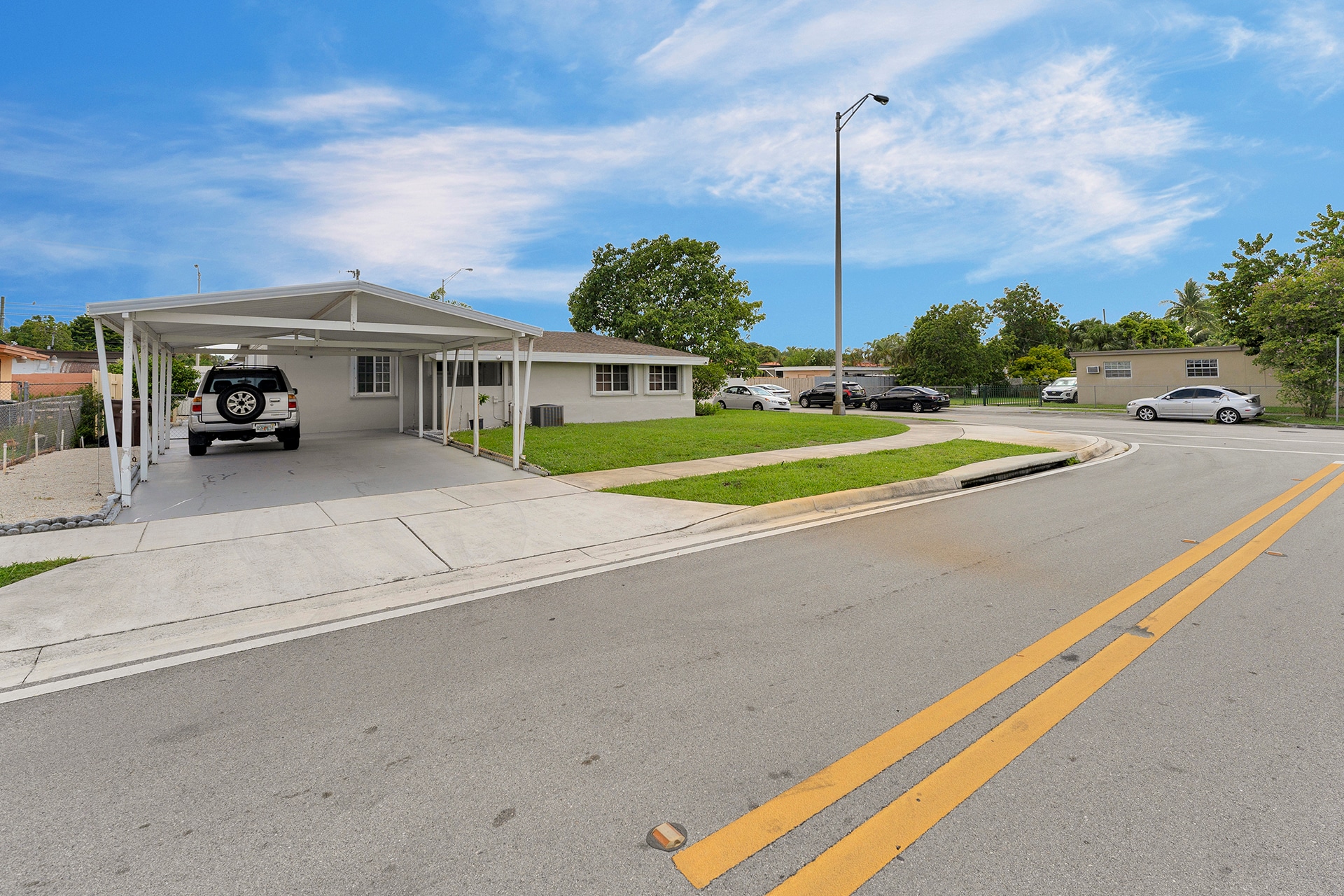 Building Photo - 361 SE 6th Ave