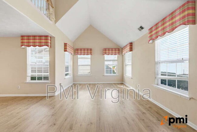 Building Photo - 1002 Nicklaus Dr