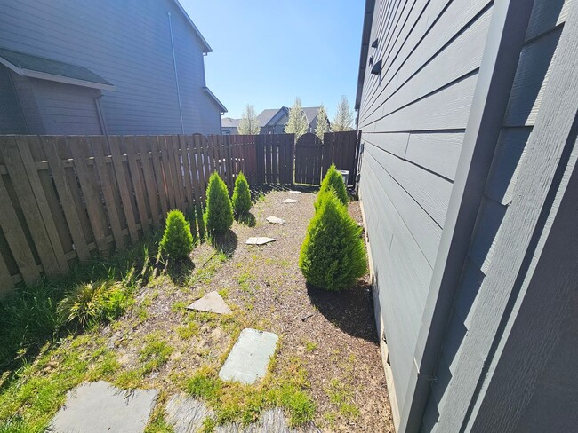 Building Photo - 1400 Dahlia St