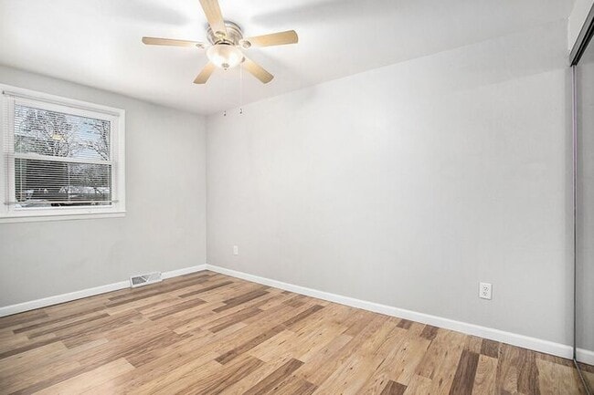 Building Photo - $1450- 3-Bed/1.5-Bath Town House Duplex, Basement, Garage, 1300 sq. ft. Attractive remodeled mode...