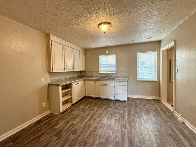 Building Photo - 713 S Oliver Ave