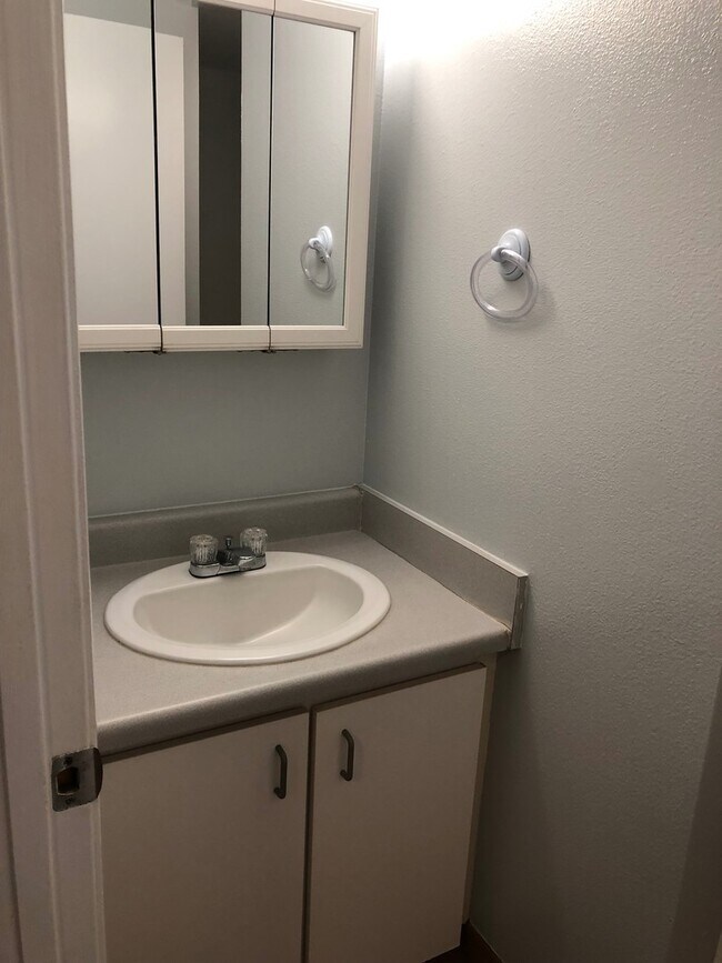 Building Photo - Unfurnished 2 BR/2BA Condo