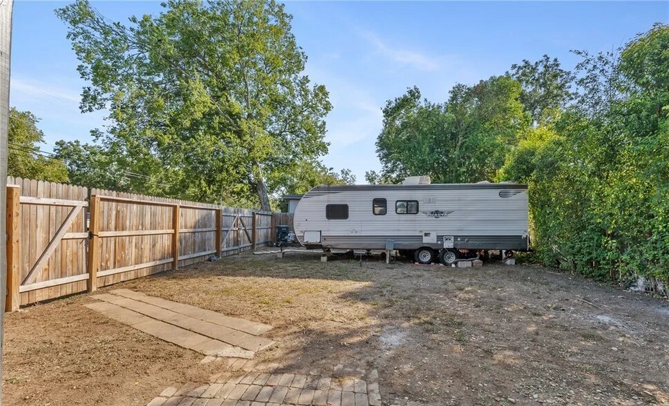 Building Photo - 112 Linda Dr