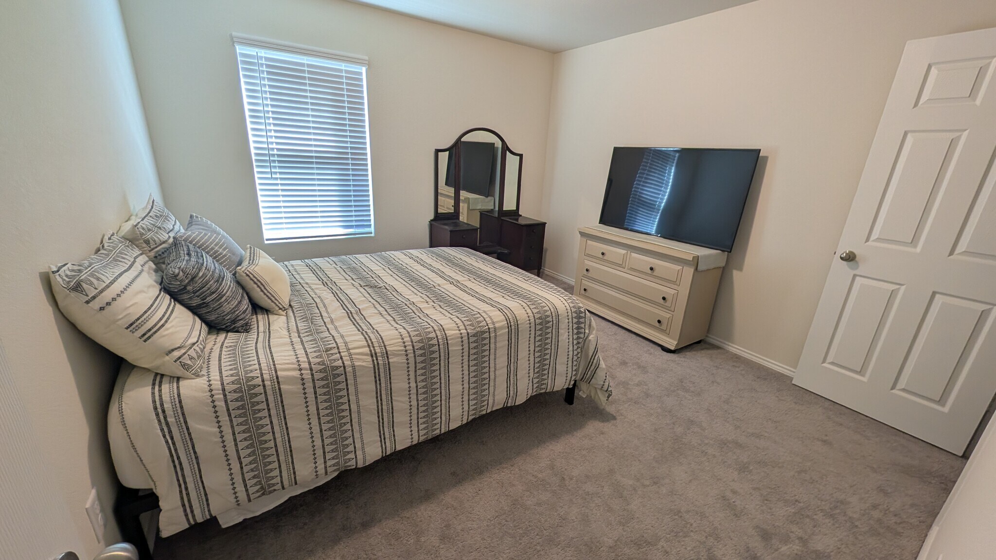 Building Photo - 1813 Acacia Dr