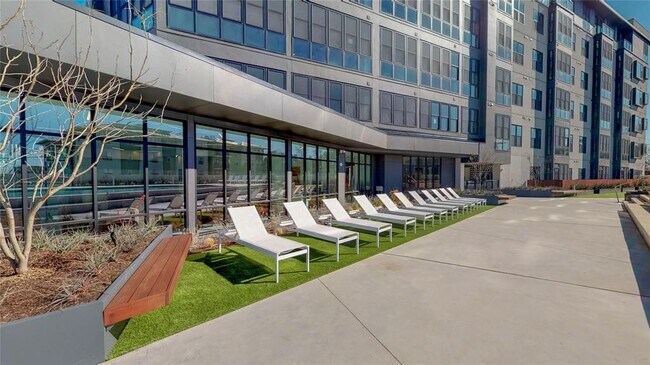 Building Photo - 800 Embassy Dr