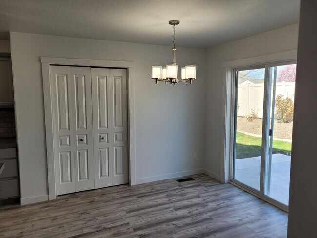 Building Photo - Spacious Home For Everyone!