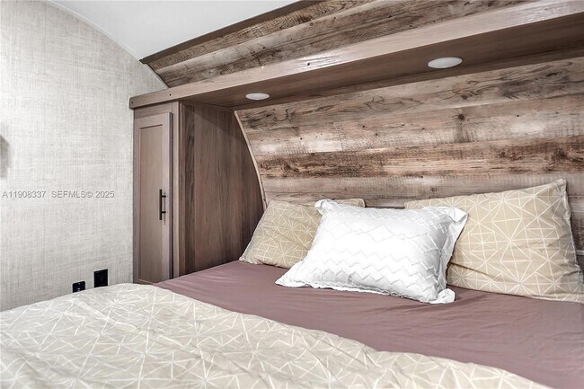 Building Photo - 6036 Polk St