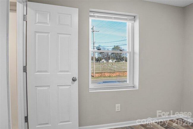 Building Photo - 300 E Gold St