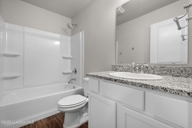 Building Photo - 2031 Kenwood Ave