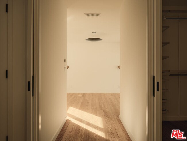 Building Photo - 914 Bienveneda Ave