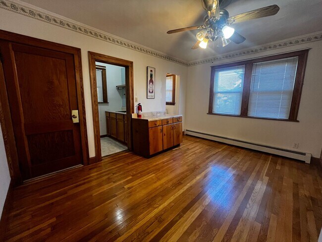 Building Photo - Charming 2-Bedroom First Floor Apartment i...