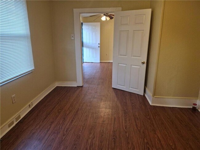 Building Photo - 1526 Spain St