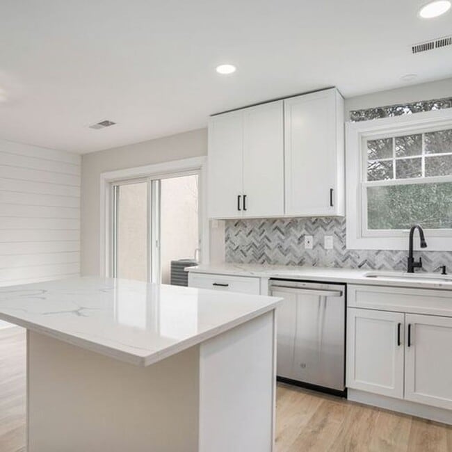 Building Photo - Beautifully updated 3 bedroom home in Ambler!!