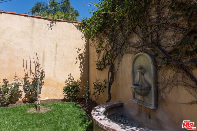 Building Photo - 1122 S Hayworth Ave