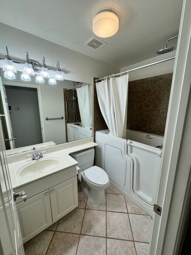 Building Photo - Well Kept 3 Bedroom, 2 Bathroom in Roseville Available Now!