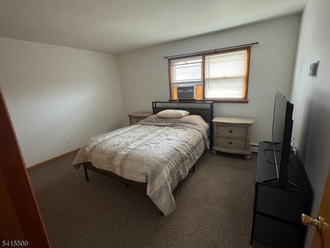 Building Photo - 83 Maple Ave