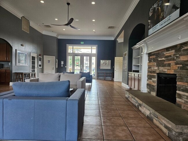 Building Photo - Top floor 3/2 unit in the gated Summer Key...
