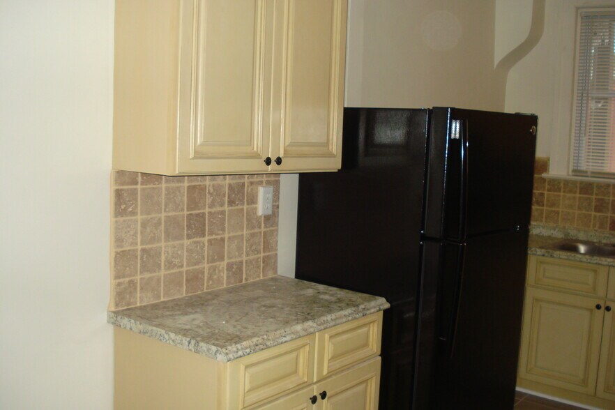 Building Photo - 733 E Chestnut St