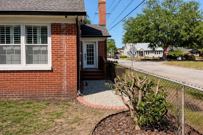 Building Photo - 3/2 Duplex Conveniently Situated in an Established Neighborhood!