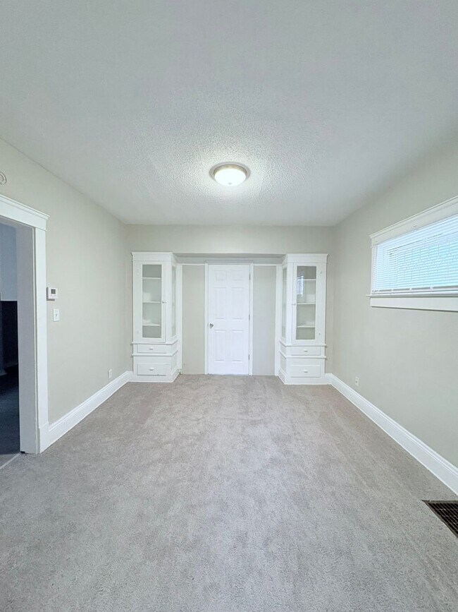 Building Photo - Charming 4-bedroom, 1-bathroom home located in the vibrant city of Cleveland