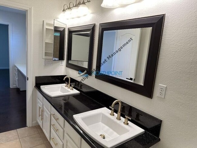 Building Photo - 4BR/3BA w/ Solar + Downstairs Bed/Bath in Whitney Oaks