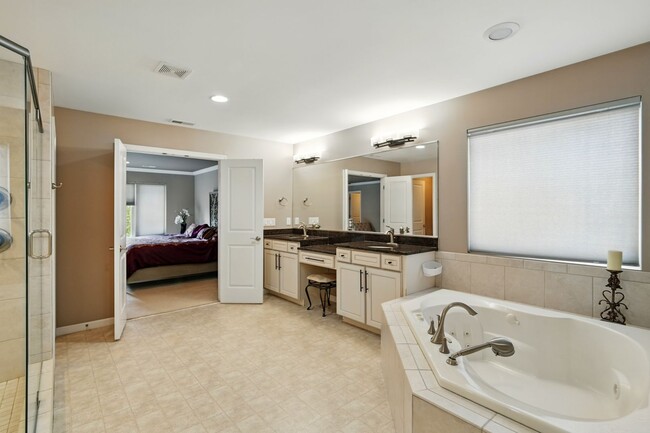 Building Photo - Five Bedroom House in Deerfield Township!