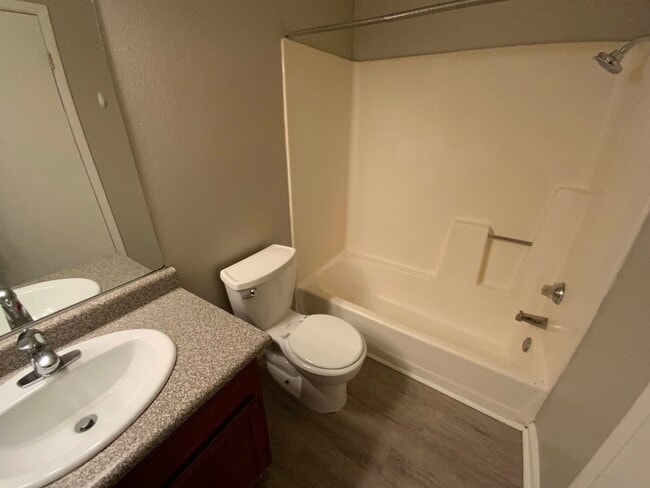 Building Photo - 1 BEDROOM 3RD FLOOR CONDO CLOSE TO UNLV/AIRPORT & LV STRIP!