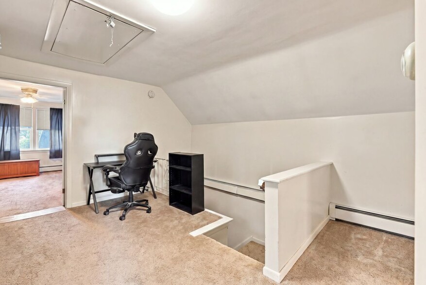 Building Photo - 52 Linden St