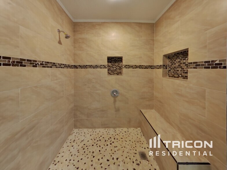 Building Photo - 2360 Date Palm Dr