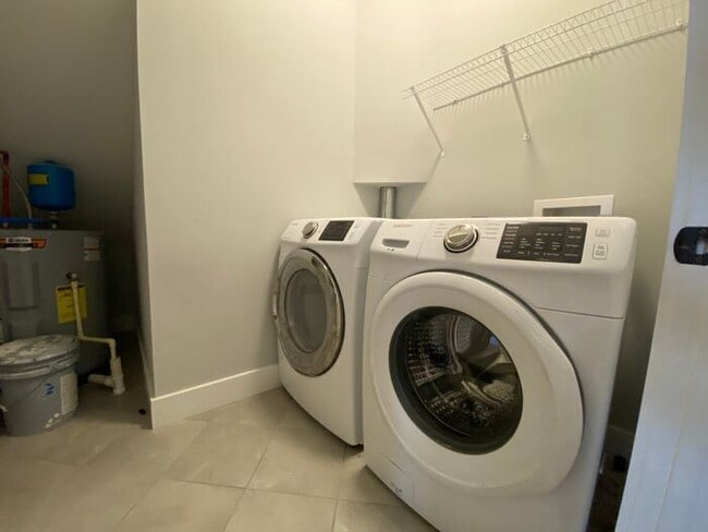 Building Photo - Beautiful 3 Bed 2 Bath in Madison - Newer Construction