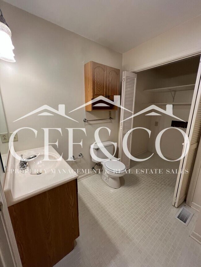 Building Photo - Beautifully maintained 2 bedroom 1.5 bathroom duplex, now available.