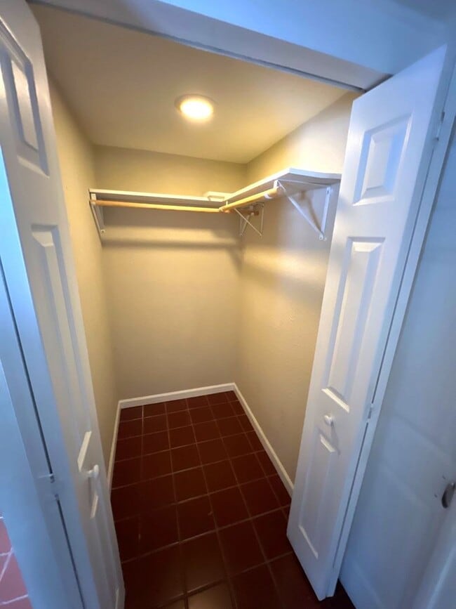 Building Photo - 627 E 14th St