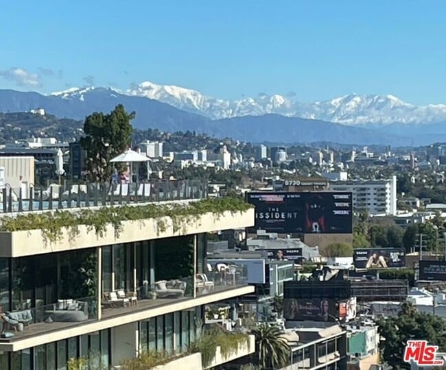 Building Photo - 999 N Doheny Dr