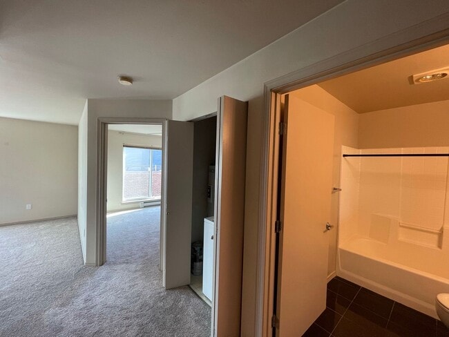 Building Photo - Classic 1bedroom Condo with Elegant Amenit...