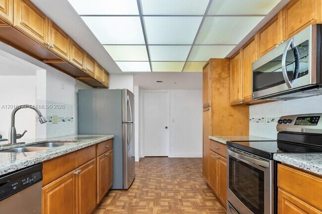 Building Photo - 825 Egret Cir
