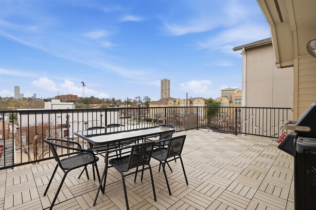 Building Photo - 5515 Venice St