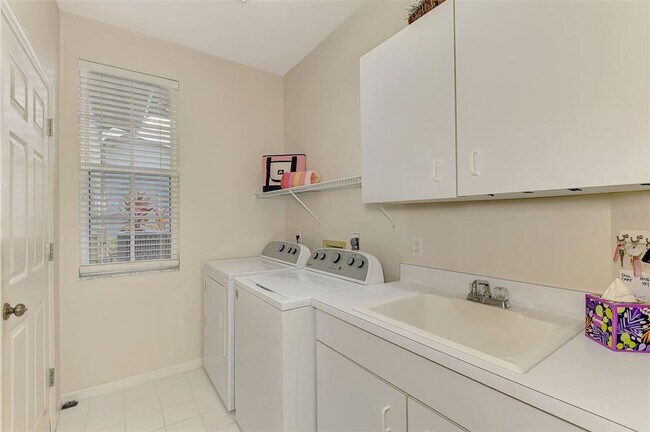 Building Photo - 549 Fallbrook Dr