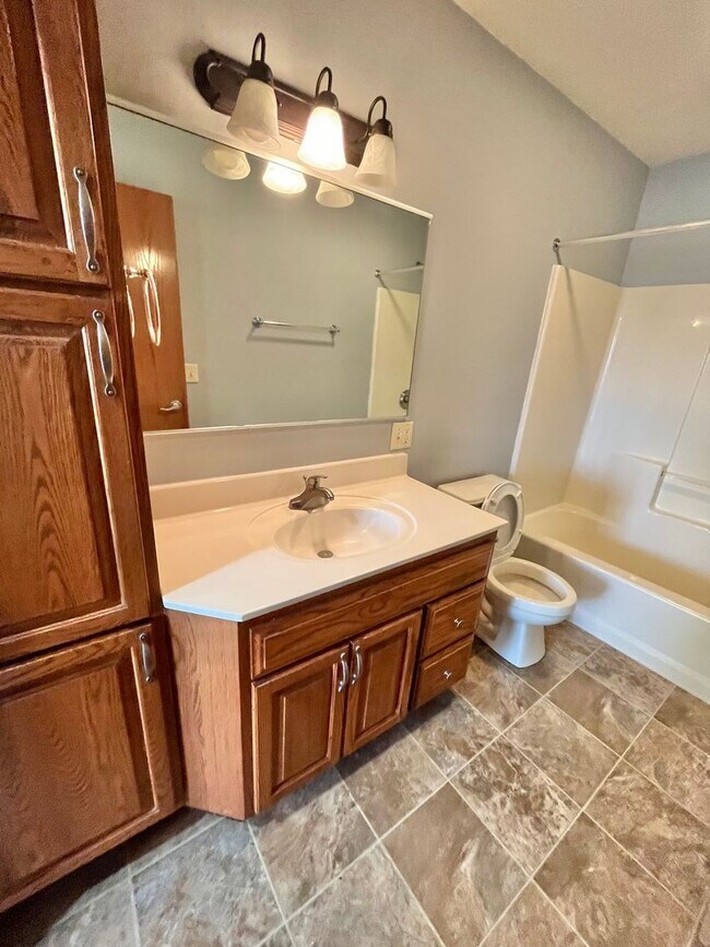 Building Photo - Spacious 4 Bed/3 Bath Twinhome in Brandon!