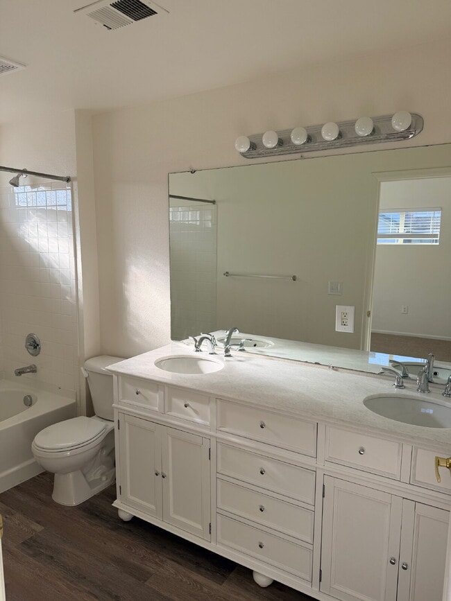 Building Photo - "Charming 2-Bed, 2-Bath condo Oasis in Aurora - 988 Sq Ft of Comfort!"