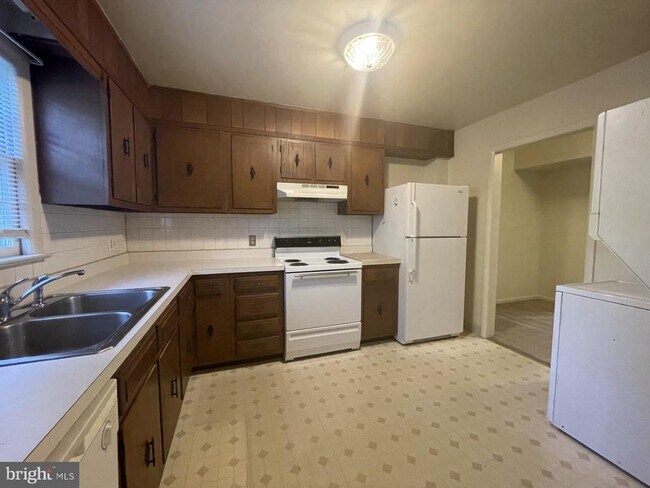 Building Photo - 547 Willis St