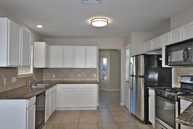 Building Photo - 15223 Stoneyview Dr