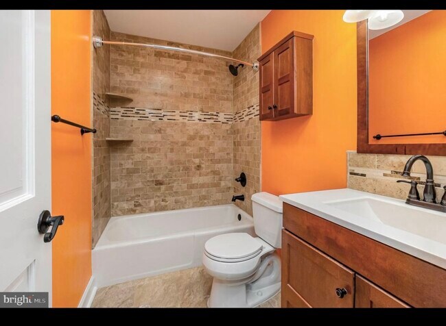 Building Photo - 5 Warren Lodge Ct