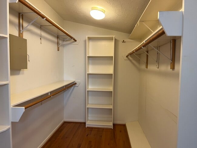 Building Photo - 6855 Bellgreen Dr