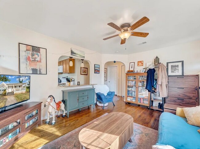 Building Photo - 2 Bedroom/1 Bath House