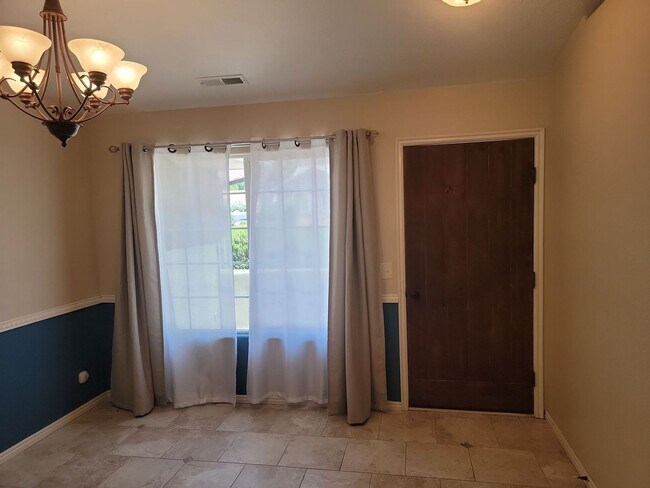 Building Photo - Stunning 4 Bedroom Home in Ivins with Red ...