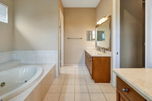 Building Photo - 10640 NW 83rd Ct