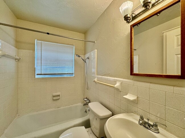 Building Photo - 528 N Baumann Ave