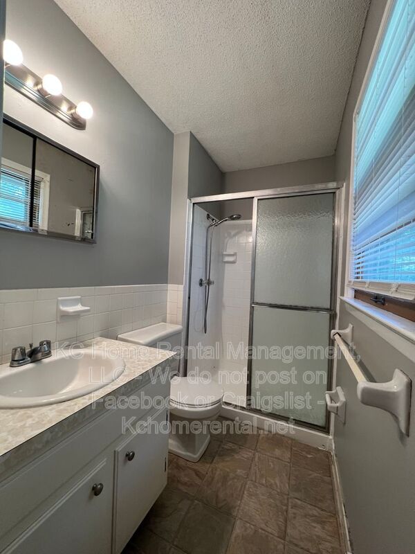 Building Photo - 6708 W 71st Terrace