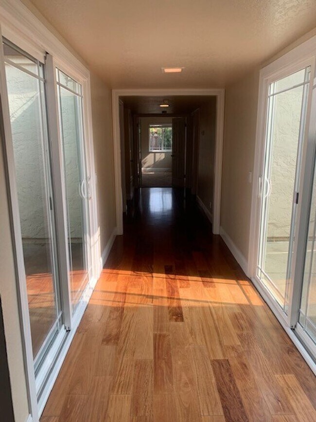 Building Photo - Great 3 Bedroom Townhouse!