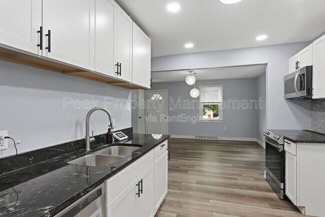 Building Photo - 421 St Luke St